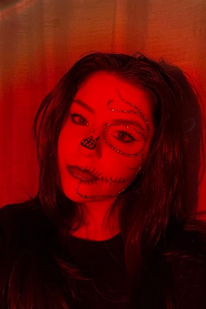 Immagine estetica per un trucco di Halloween con brillantini