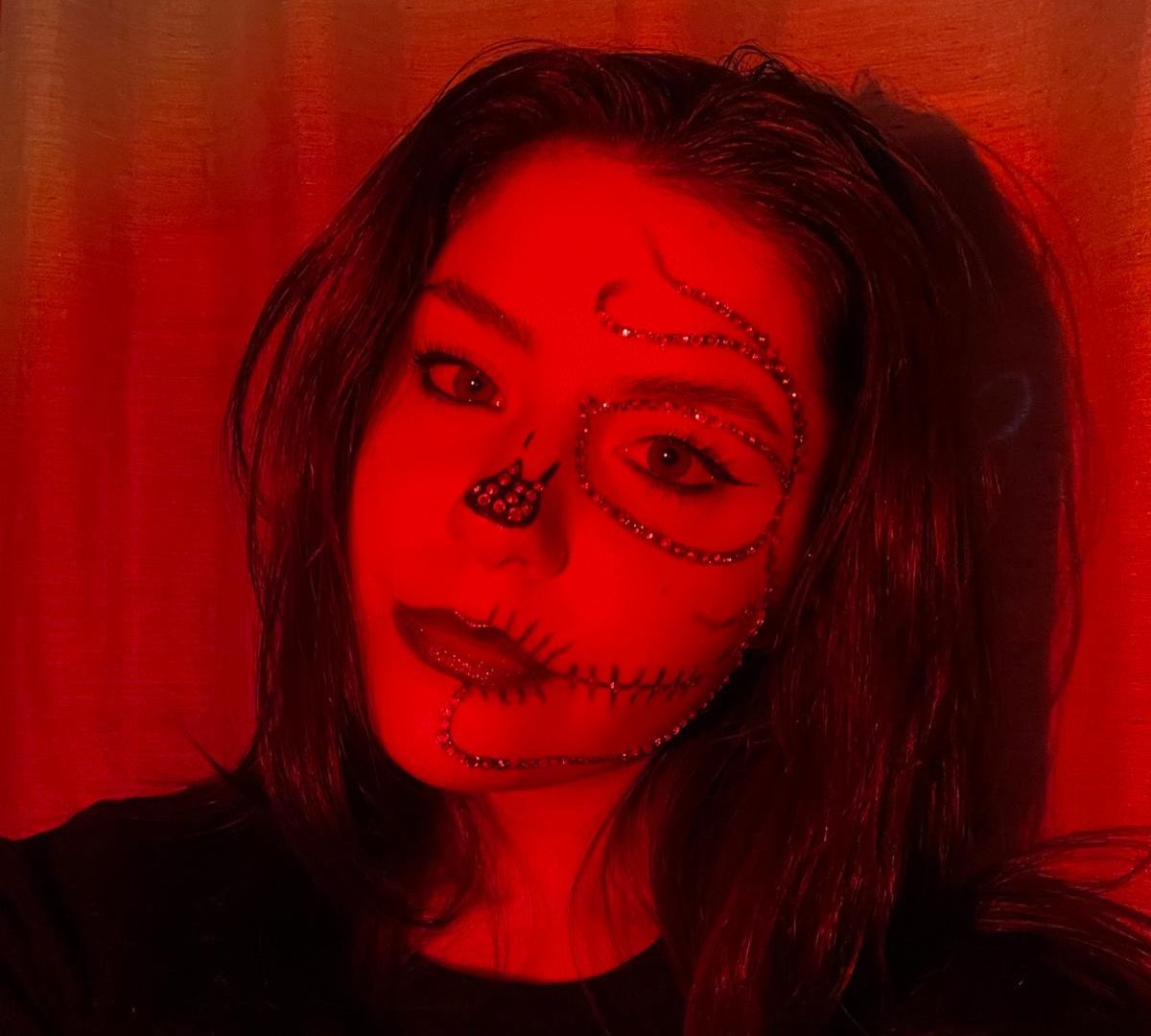 Immagine estetica per un trucco di Halloween con brillantini